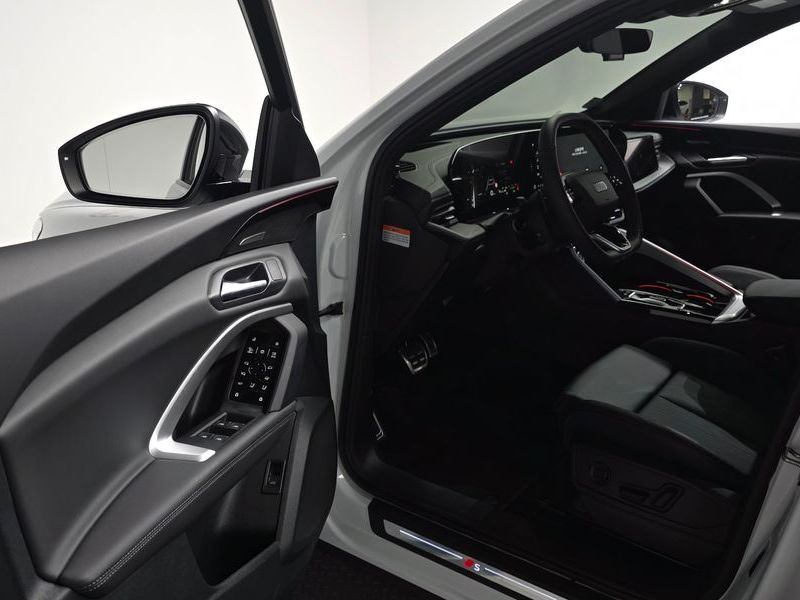 2025 Audi Q5 45 TFSI Quattro S Line Black Ediiton photo 10