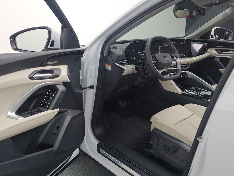 2025 Audi Q5 40 TFSI Quattro S Line photo 10