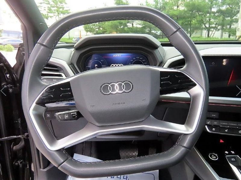 2024 Audi e-tron 40 Premium photo 8