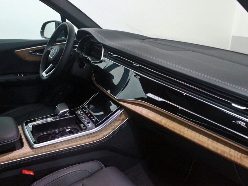 2025 Audi Q7 55 TFSI Quattro photo 17