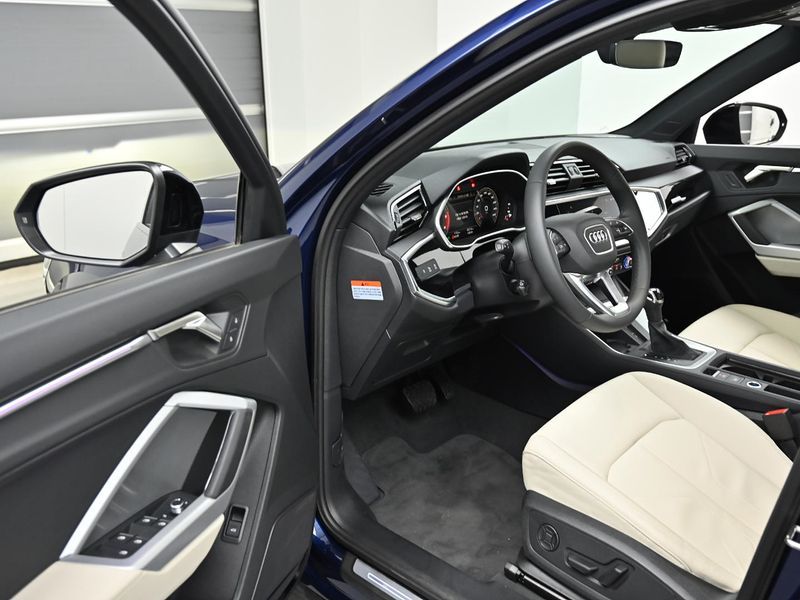 2025 Audi Q3 35 TDI Premium photo 11