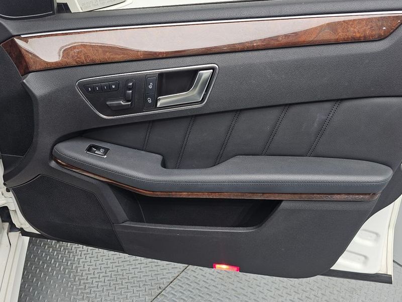 2012 Mercedes-Benz E-Class E300 Elegance photo 19