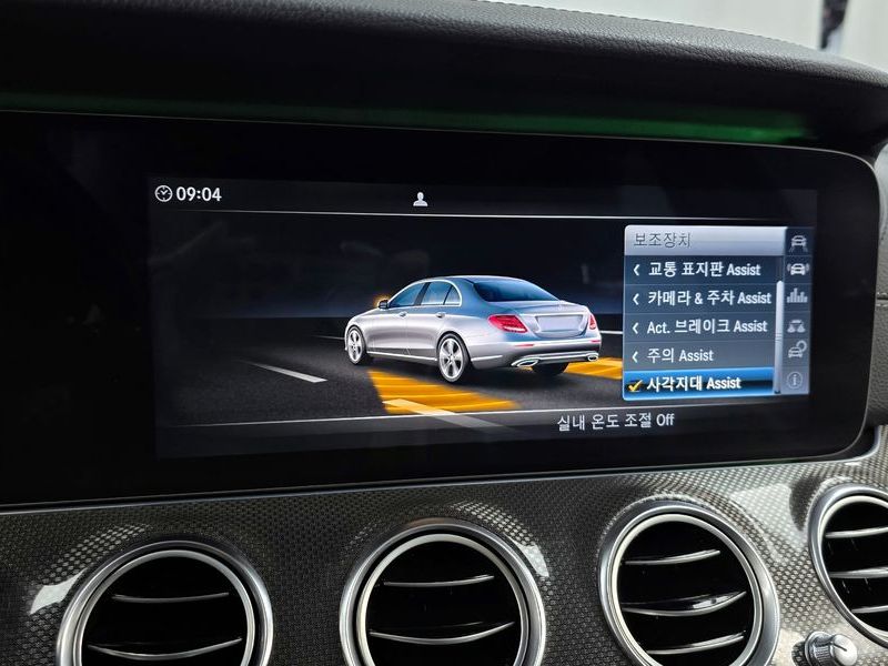 2017 Mercedes-Benz E-Class E300 4MATIC AMG Line photo 16