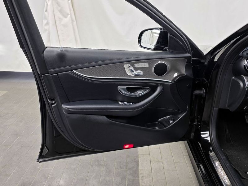 2017 Mercedes-Benz E-Class E300 4MATIC AMG Line photo 24