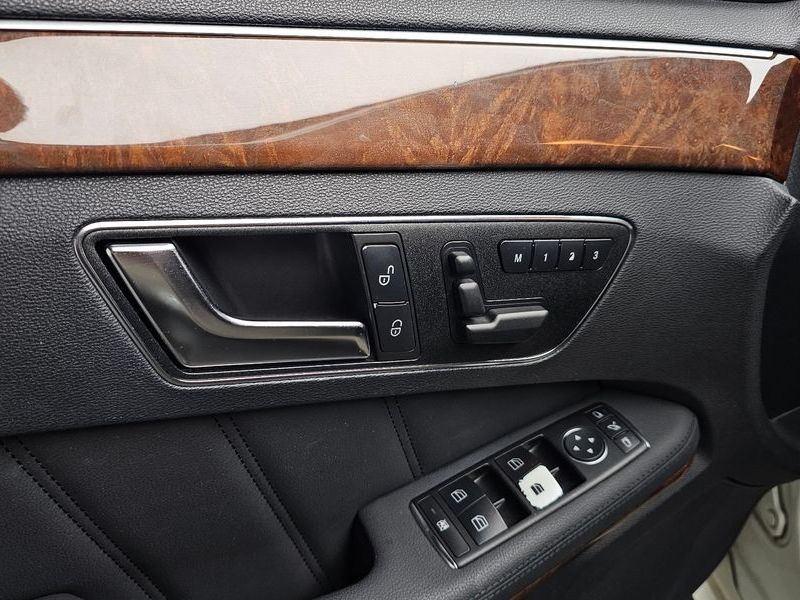 2012 Mercedes-Benz E-Class E300 Elegance photo 27