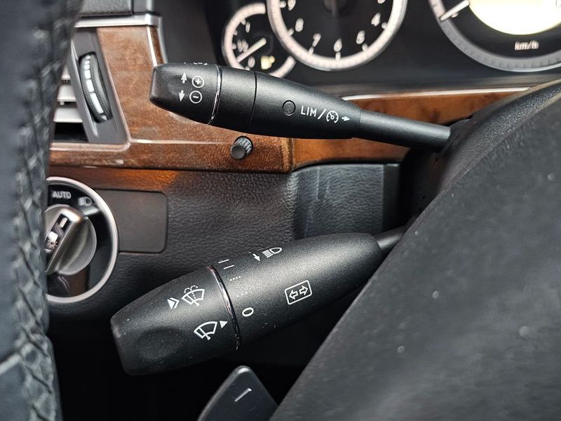 2012 Mercedes-Benz E-Class E300 Elegance photo 28