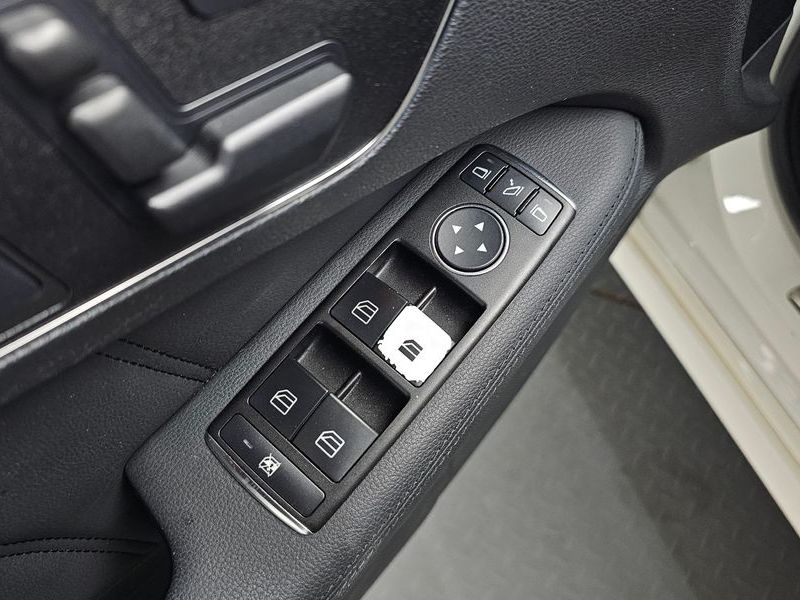 2012 Mercedes-Benz E-Class E300 Elegance photo 30