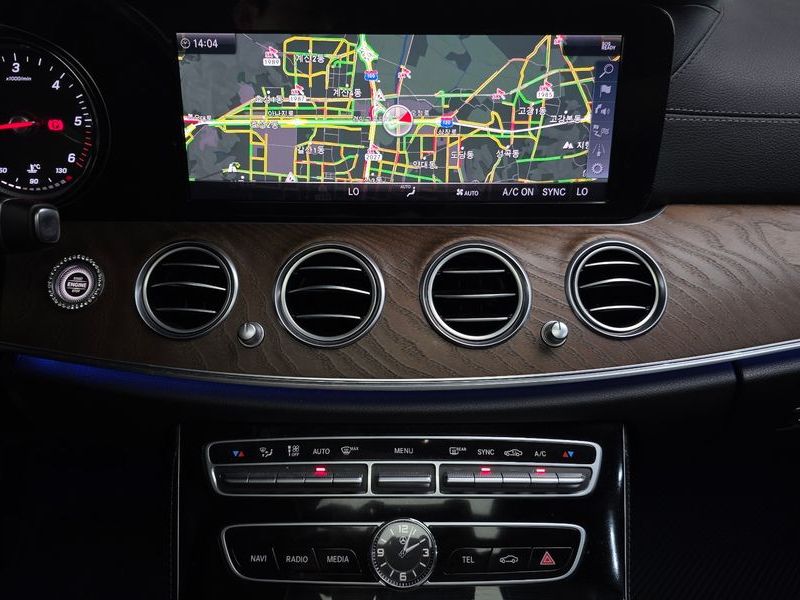 2019 Mercedes-Benz E-Class E220d Exclusive photo 13