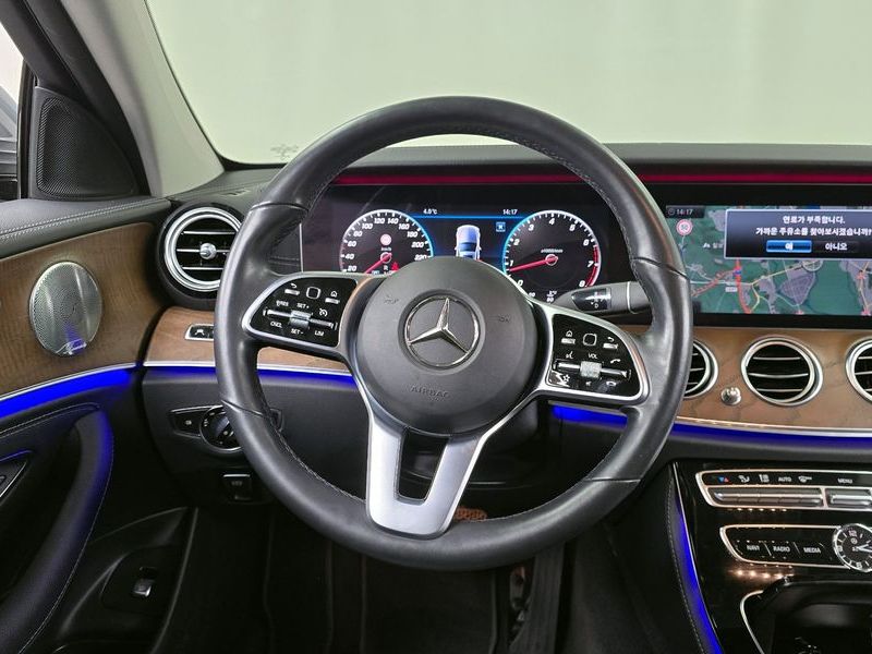 2019 Mercedes-Benz E-Class E300 4MATIC Exclusive photo 13