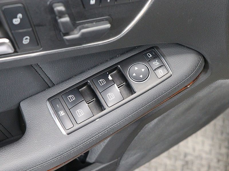 2012 Mercedes-Benz E-Class E300 Elegance photo 13