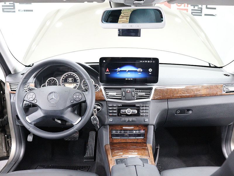 2012 Mercedes-Benz E-Class E300 Elegance photo 15
