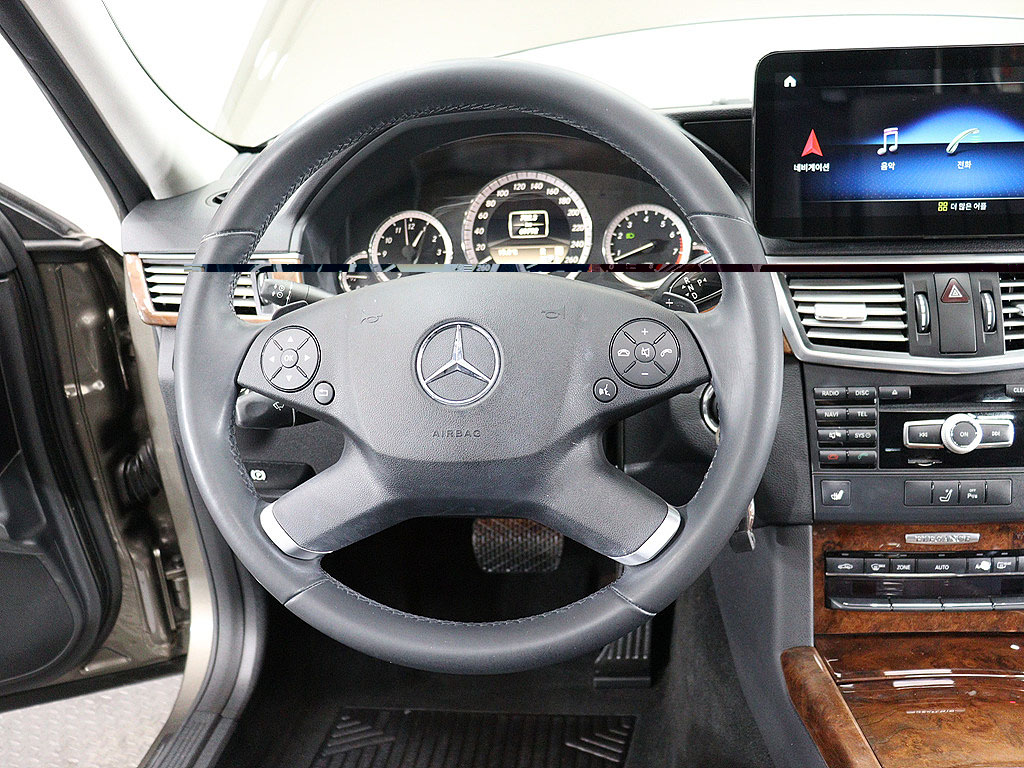 2012 Mercedes-Benz E-Class E300 Elegance photo 16