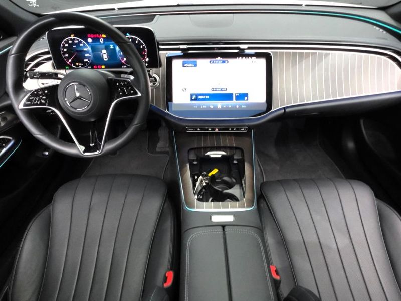 2025 Mercedes-Benz E-Class E300 4MATIC Exclusive photo 7