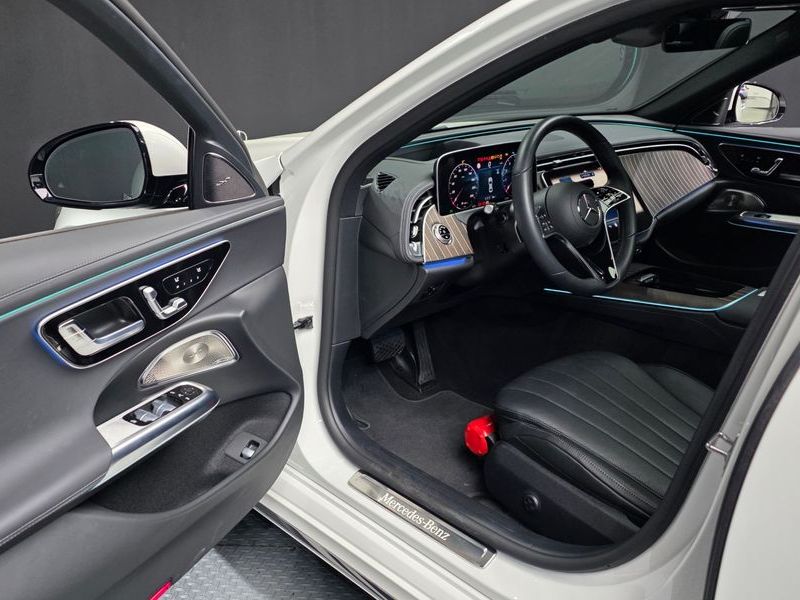 2025 Mercedes-Benz E-Class E300 4MATIC Exclusive photo 10