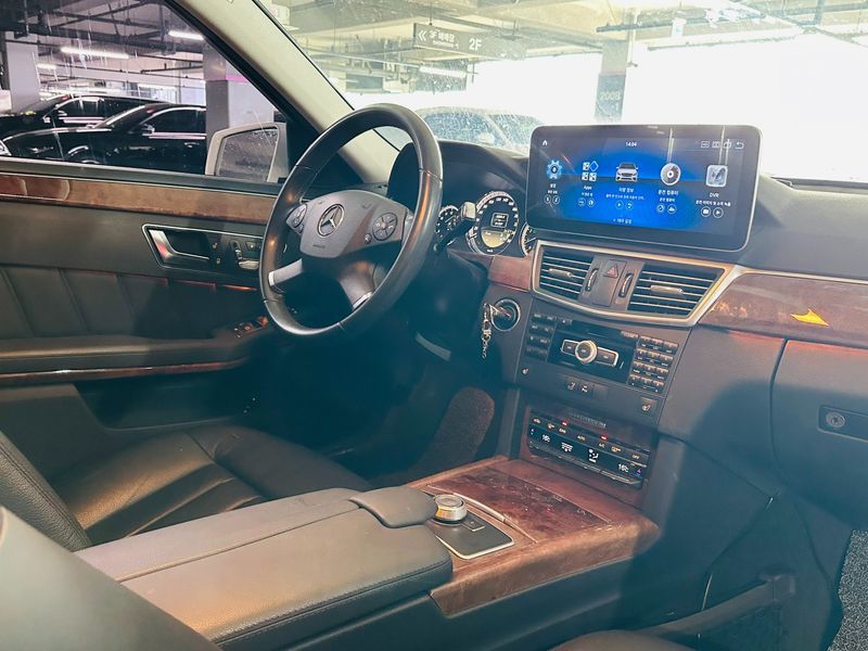 2012 Mercedes-Benz E-Class E300 Elegance photo 9