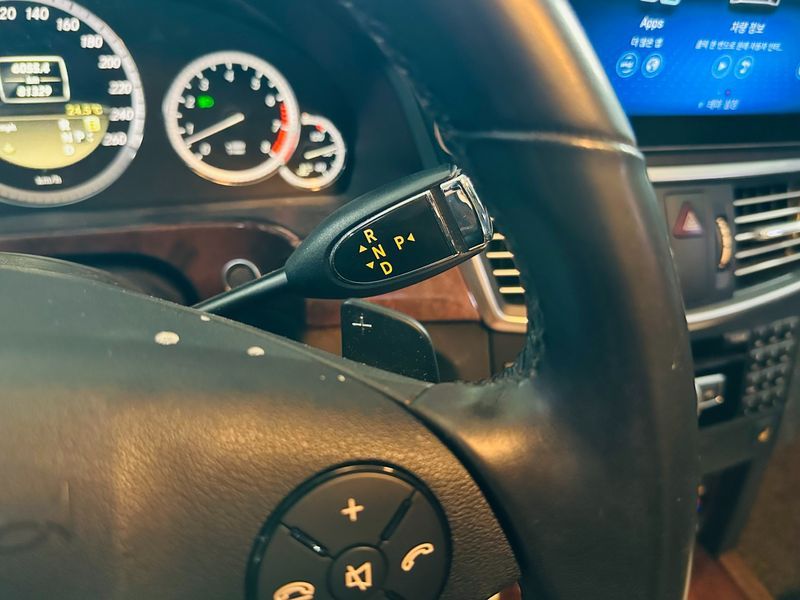 2012 Mercedes-Benz E-Class E300 Elegance photo 16