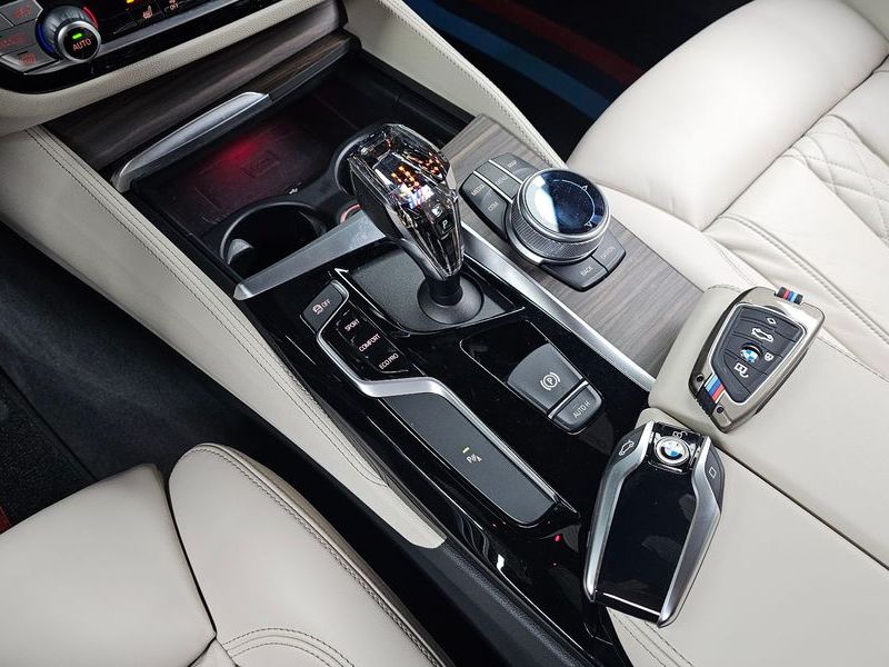 2020 BMW 5 Series 520i M Sport photo 9