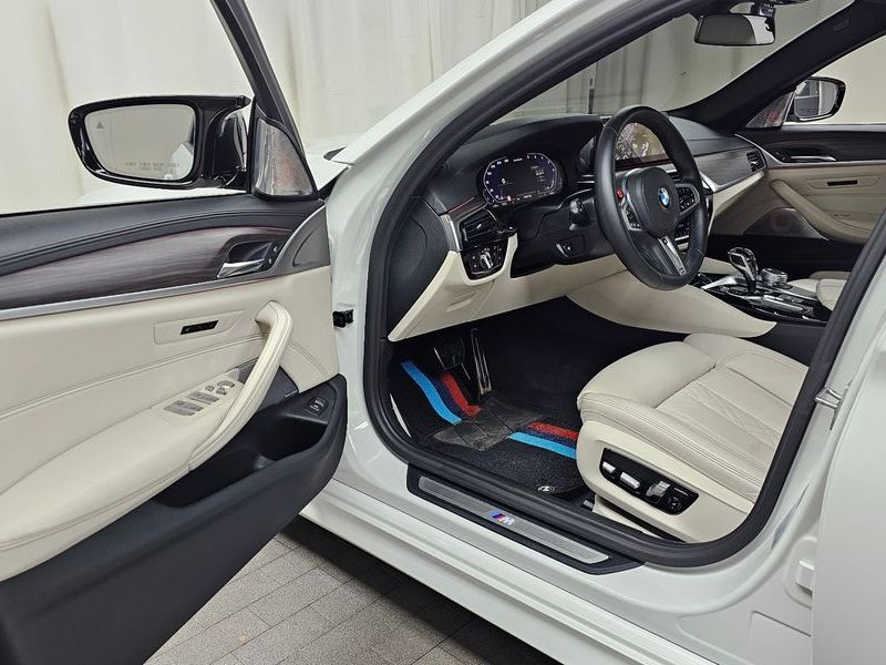 2020 BMW 5 Series 520i M Sport photo 10