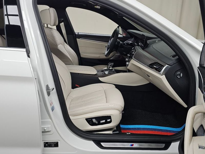 2020 BMW 5 Series 520i M Sport photo 11
