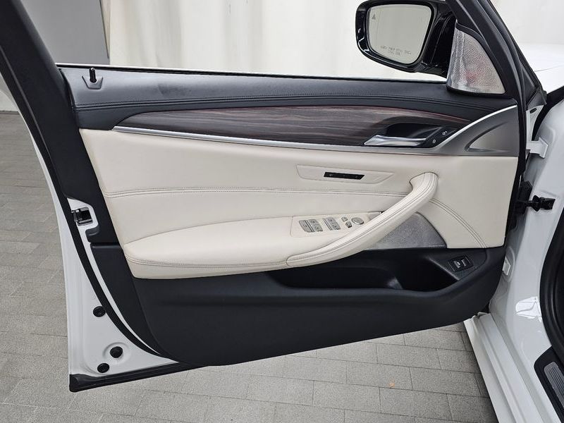 2020 BMW 5 Series 520i M Sport photo 24