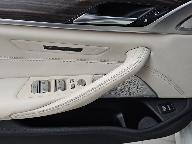 2020 BMW 5 Series 520i M Sport photo 30