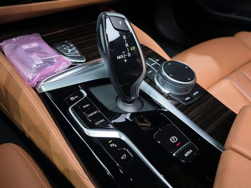 2021 BMW 5 Series 520i M Sport photo 9