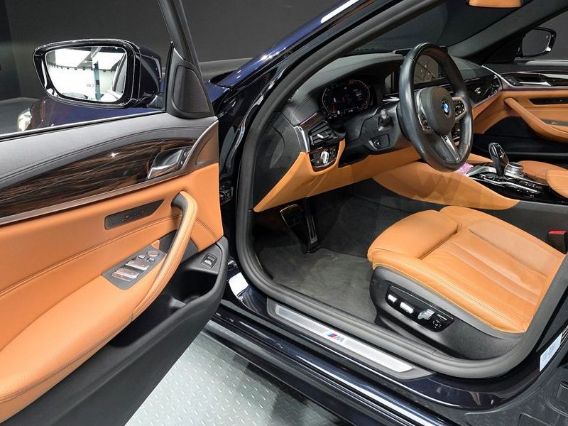 2021 BMW 5 Series 520i M Sport photo 11