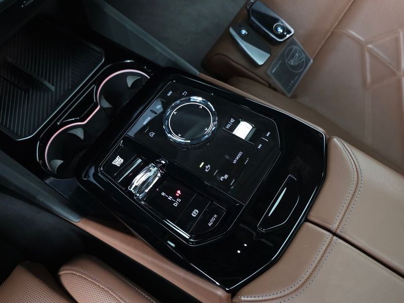 2025 BMW 5 Series 530e photo 9