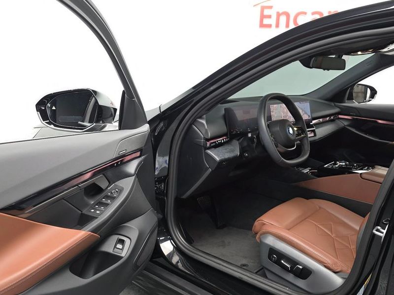 2025 BMW 5 Series 530e photo 10