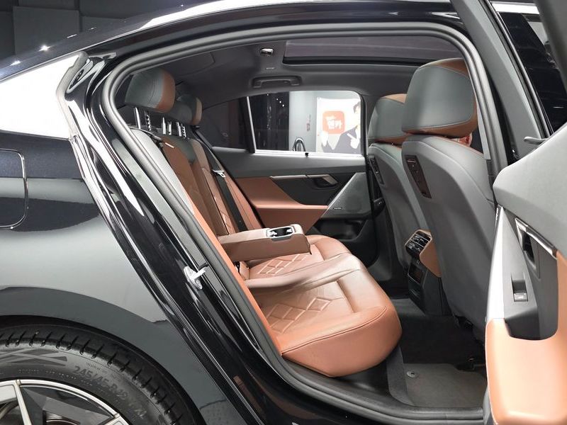 2025 BMW 5 Series 530e photo 11