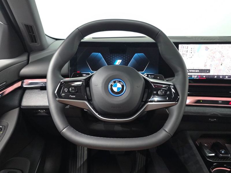 2025 BMW 5 Series 530e photo 12