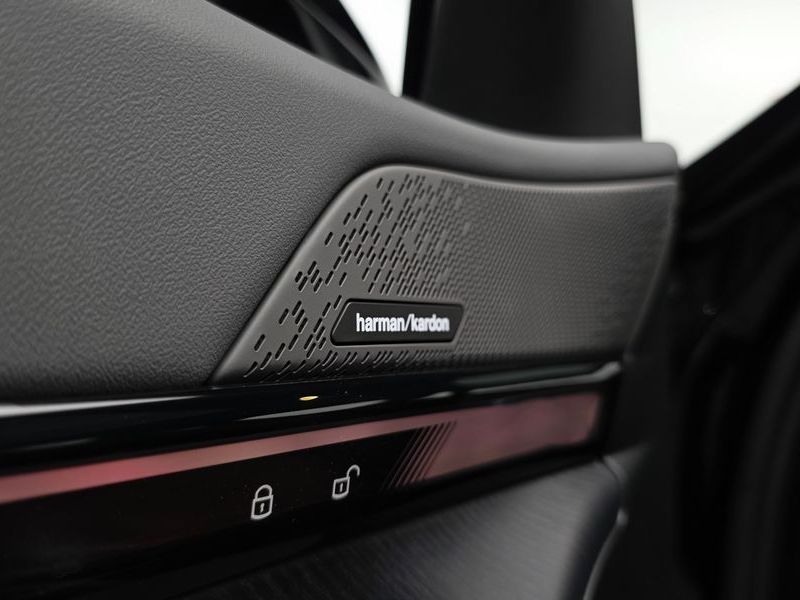 2025 BMW 5 Series 530e photo 17