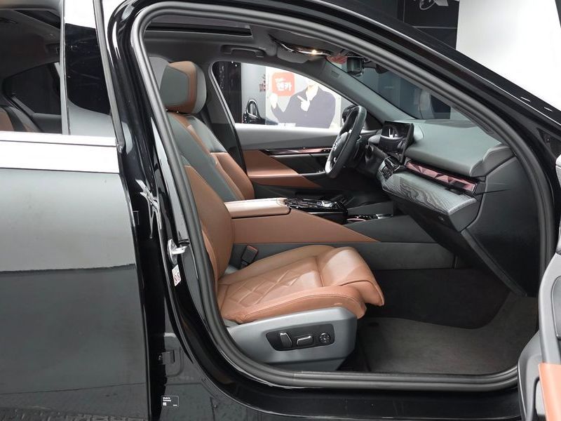 2025 BMW 5 Series 530e photo 26