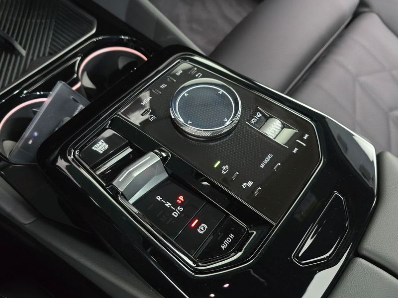 2026 BMW 5 Series 520i M Sport photo 9