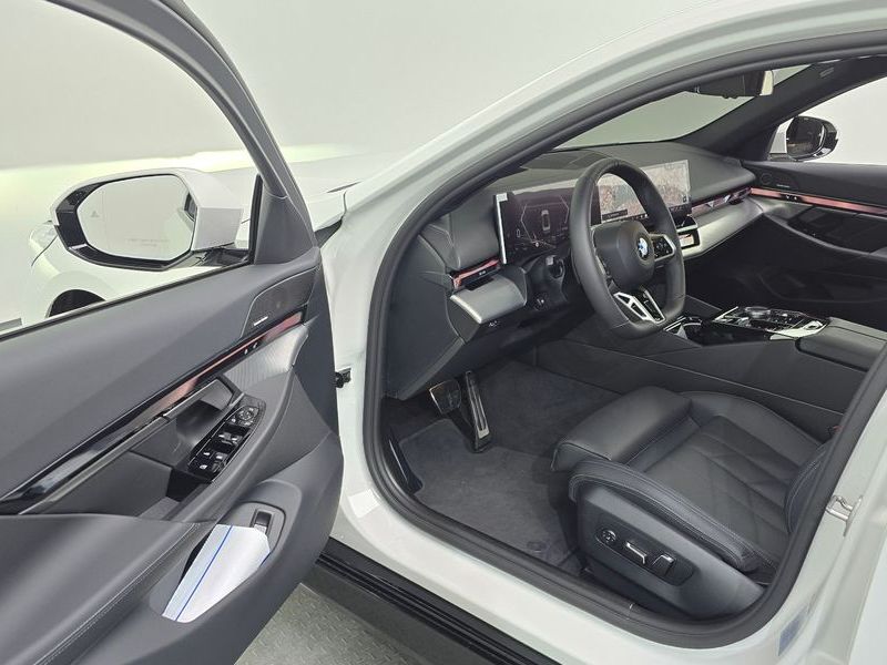 2026 BMW 5 Series 520i M Sport photo 10
