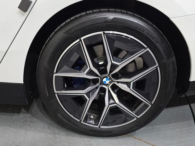2026 BMW 5 Series 520i M Sport photo 21
