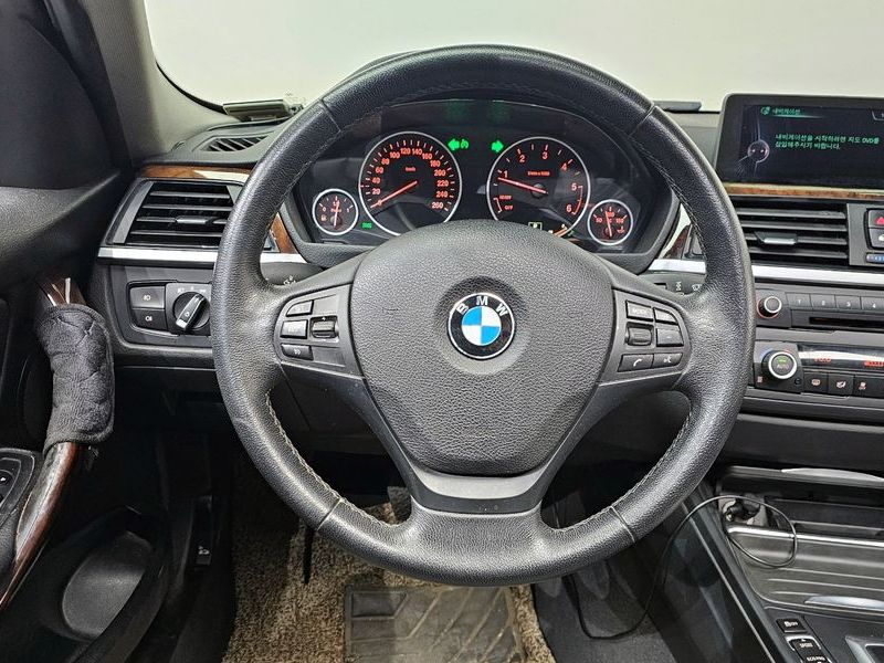 2013 BMW 3 Series 320d photo 12
