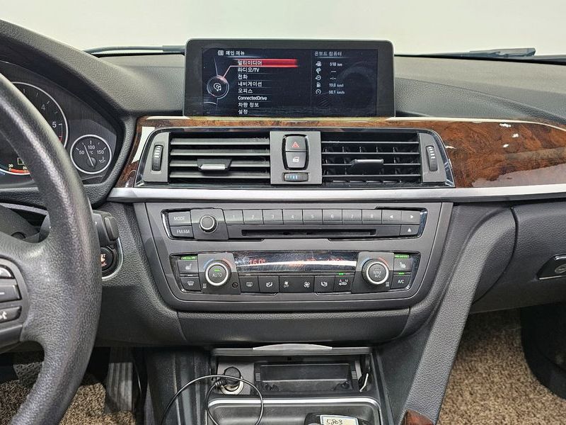 2013 BMW 3 Series 320d photo 13