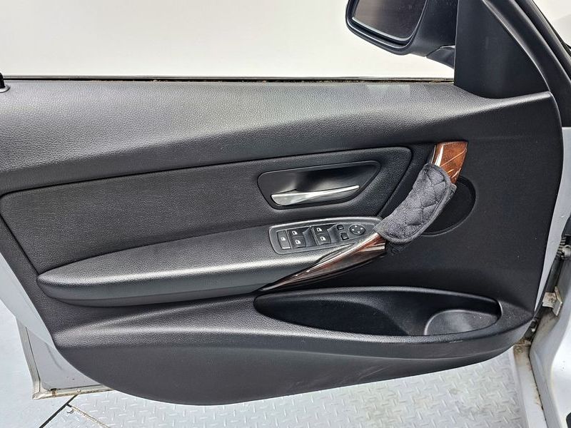 2013 BMW 3 Series 320d photo 24
