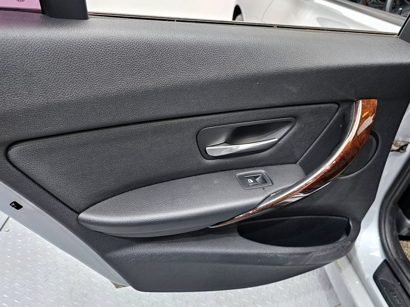 2013 BMW 3 Series 320d photo 25