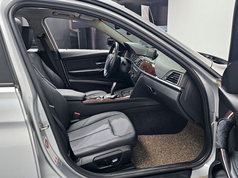 2013 BMW 3 Series 320d photo 26