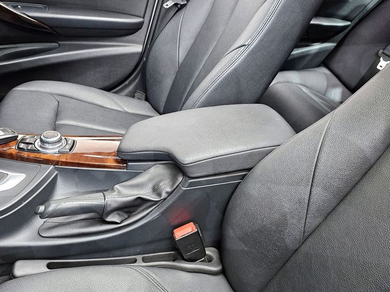 2013 BMW 3 Series 320d photo 30