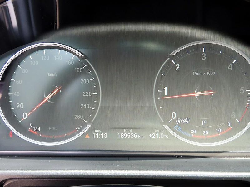 2013 BMW 5 Series 520d photo 9