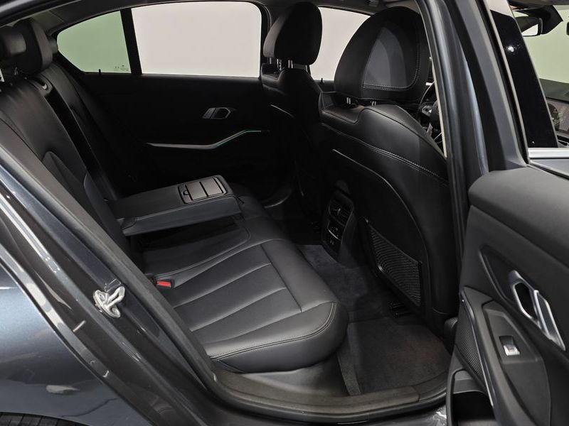 2022 BMW 3 Series 320i photo 12