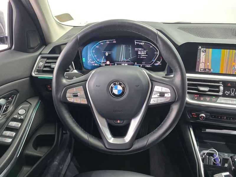 2022 BMW 3 Series 320i photo 13