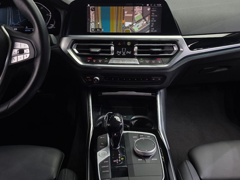 2022 BMW 3 Series 320i photo 15