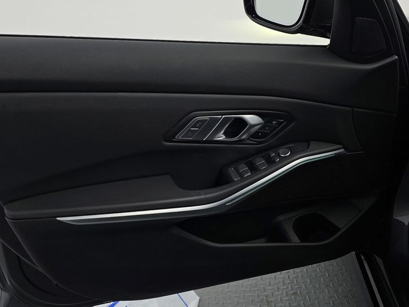 2022 BMW 3 Series 320i photo 24