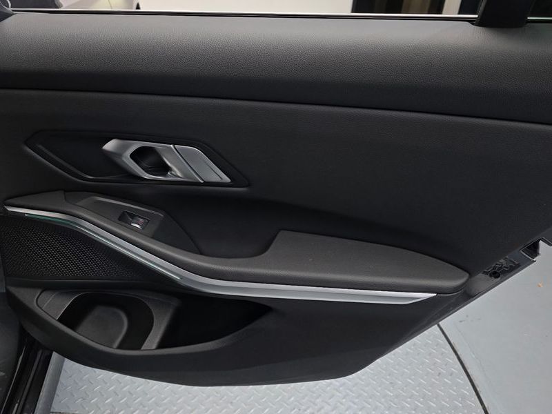 2022 BMW 3 Series 320i photo 25