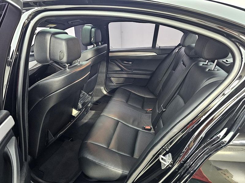 2013 BMW 5 Series 528i M Sport photo 9