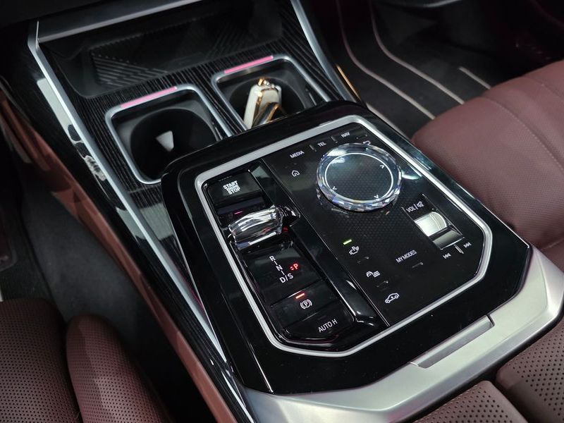 2025 BMW 7 Series 740d xDrive M Sport photo 9
